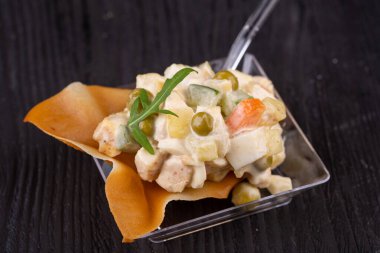 Salataları peynir, yeşillik ve sebzelerle birlikte menzile ekleyin.