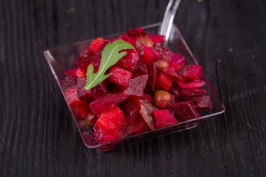 Salataları peynir, yeşillik ve sebzelerle birlikte menzile ekleyin.