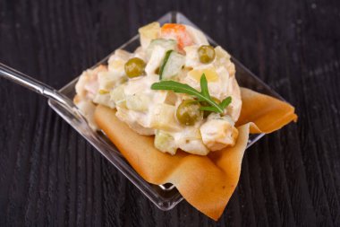 Salataları peynir, yeşillik ve sebzelerle birlikte menzile ekleyin.