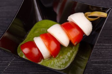 Peynirli, yeşillikli ve sebzeli toplu salatalar servis için menzilde