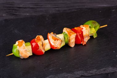 Sebzeli somon şiş.