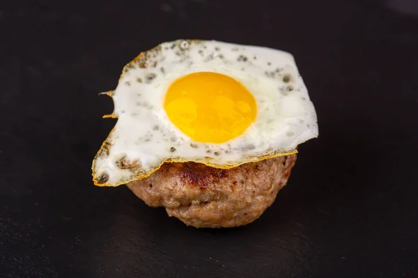 Cutlet Parrilla Servido Con Huevos — Foto de Stock