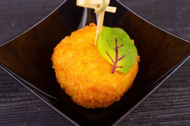 Ekmek kırıntıları içinde tavuk göğsü.