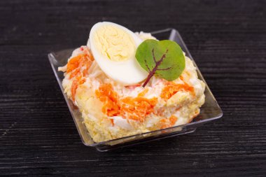 Haşlanmış sebzeli balık salatası, haşlanmış yumurta ve yeşillik.