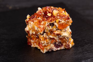 Fındıklı turta ve karamel kırıntısı içinde kurutulmuş meyve.