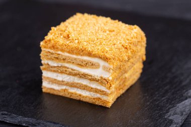 Kremalı, fındıklı ve bal kırıntılı kek balı