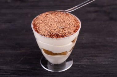 Çikolata ve kurabiye rendelenmiş tiramisu.