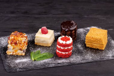 Koyu arkaplanda pudra şekerli toplu kekler