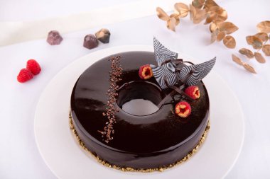 Çikolata jöleli pasta ve taze ahududulu çikolata kırıntısı.