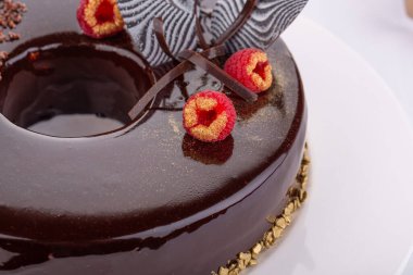 Çikolata jöleli pasta ve taze ahududulu çikolata kırıntısı.