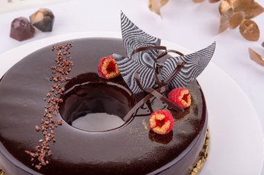 Çikolata jöleli pasta ve taze ahududulu çikolata kırıntısı.