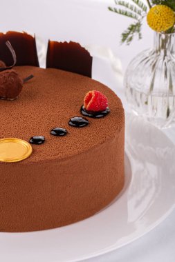 Yer mantarlı kek, rendelenmiş çikolata ve taze ahududu.