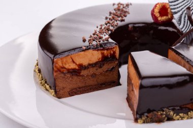 Meyveli pasta, çikolata, böğürtlen dolgu, kremalı inek