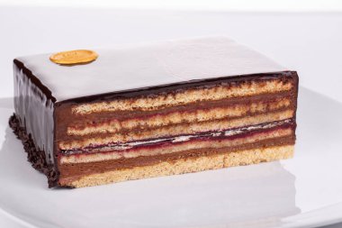 Meyveli pasta, çikolata, böğürtlen dolgu, kremalı inek