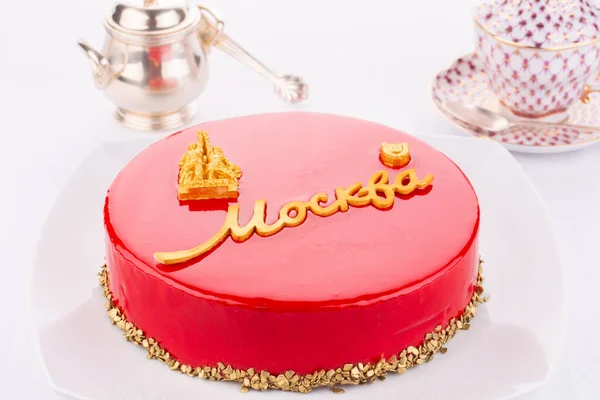 Tårta Röd Moskva Med Choklad Glasyr Och Choklad Guld Smulor — Stockfoto