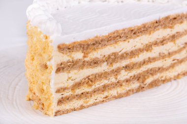 Farklı dolgulu kekler, inekler ve krema, böğürtlen ve çikolata