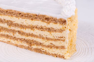 Farklı dolgulu kekler, inekler ve krema, böğürtlen ve çikolata