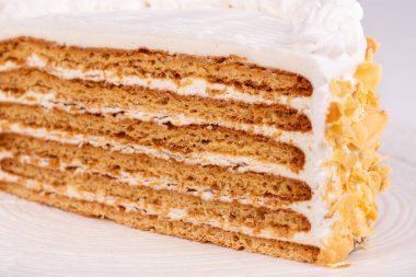 Farklı dolgulu kekler, inekler ve krema, böğürtlen ve çikolata