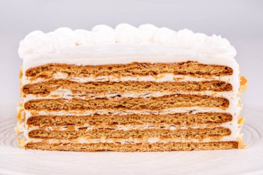 Farklı dolgulu kekler, inekler ve krema, böğürtlen ve çikolata