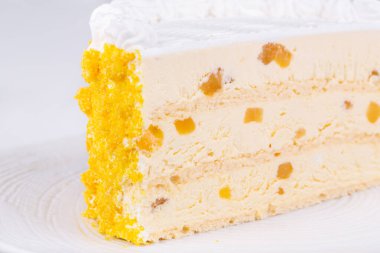 Farklı dolgulu kekler, inekler ve krema, böğürtlen ve çikolata