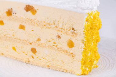 Farklı dolgulu kekler, inekler ve krema, böğürtlen ve çikolata