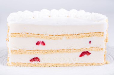 Farklı dolgulu kekler, inekler ve krema, böğürtlen ve çikolata