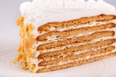 Farklı dolgulu kekler, inekler ve krema, böğürtlen ve çikolata