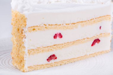 Farklı dolgulu kekler, inekler ve krema, böğürtlen ve çikolata