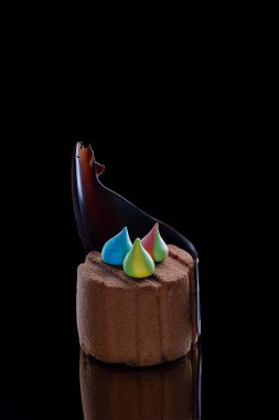 Çikolatalı sufle, çikolatalı jöle ve çok renkli kremalı pasta.