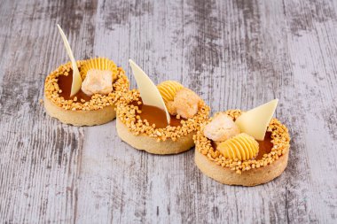 Kekler, kapkekler, farklı dolgulu kekler, farklı şekil ve renkler, büyük ve küçük, fındık ve böğürtlenli.