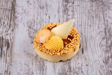 Kekler, kapkekler, farklı dolgulu kekler, farklı şekil ve renkler, büyük ve küçük, fındık ve böğürtlenli.