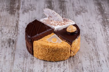 Kekler, kapkekler, farklı dolgulu kekler, farklı şekil ve renkler, büyük ve küçük, fındık ve böğürtlenli.