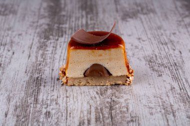 Kekler, kapkekler, farklı dolgulu kekler, farklı şekil ve renkler, büyük ve küçük, fındık ve böğürtlenli.