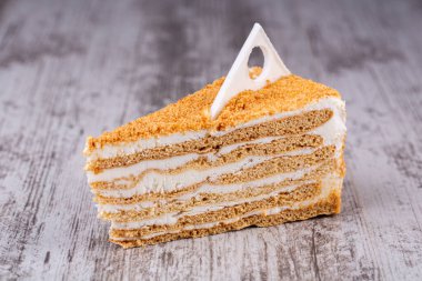 Kekler, kapkekler, farklı dolgulu kekler, farklı şekil ve renkler, büyük ve küçük, fındık ve böğürtlenli.