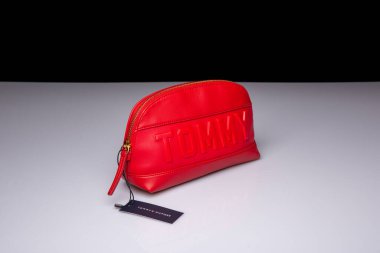 Moskova, Rusya - 03 / 02 / 2020: Tommy Hilfiger 'den kozmetik ürünler, eko-deri, mobilya - altın