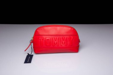 Moskova, Rusya - 03 / 02 / 2020: Tommy Hilfiger 'den kozmetik ürünler, eko-deri, mobilya - altın