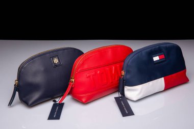 Moskova, Rusya - 03 / 02 / 2020: Tommy Hilfiger 'dan kozmetik ürünleri, su püskürtücü doku, eko derisi, mobilya - kozmetik, altın ve gümüş rengi