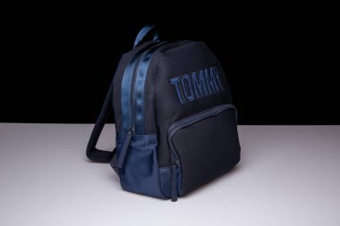 Moskova, Rusya - 03 / 02 / 2020: Tommy Hilfiger 'in sırt çantası, naylon kumaş ve mobilya elementleri - sırt çantası renginde