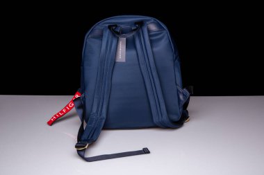 Moskova, Rusya - 03 / 02 / 2020: Tommy Hilfiger 'ın sırt çantası, su püskürtücü naylon ve sırt çantası renginde ekokütan deri, mobilya elementleri