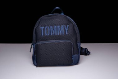 Moskova, Rusya - 03 / 02 / 2020: Tommy Hilfiger 'in sırt çantası, naylon kumaş ve mobilya elementleri - sırt çantası renginde