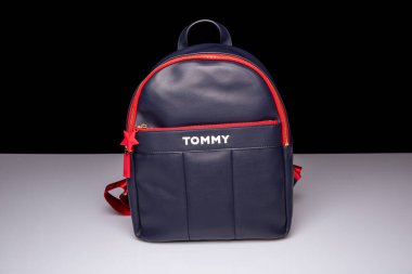 Moskova, Rusya - 03 / 02 / 2020: Tommy Hilfiger 'in sırt çantası, eko-cilt, mobilya - altın, kırmızı eklemli mavi