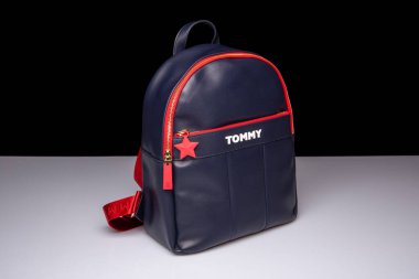 Moskova, Rusya - 03 / 02 / 2020: Tommy Hilfiger 'in sırt çantası, eko-cilt, mobilya - altın, kırmızı eklemli mavi