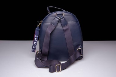 Moskova, Rusya - 03 / 02 / 2020: Tommy Hilfiger 'in sırt çantası, eko-deri, mobilya - altın, mavi ve eklentiler