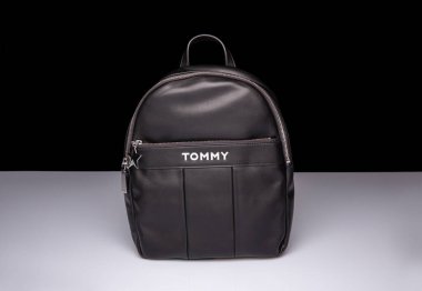 Moskova, Rusya - 03 / 02 / 2020: Tommy Hilfiger 'in sırt çantası, eko-deri, mobilya - mavi, siyah ve yazılı