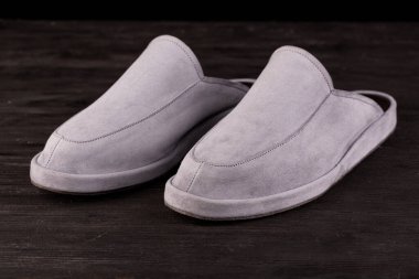 Doğal deriden yapılmış ev terlikleri, çok renkli, farklı boyutlarda ve farklı renklerde.