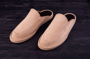 Doğal deriden yapılmış ev terlikleri, çok renkli, farklı boyutlarda ve farklı renklerde.