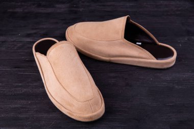 Doğal deriden yapılmış ev terlikleri, çok renkli, farklı boyutlarda ve farklı renklerde.