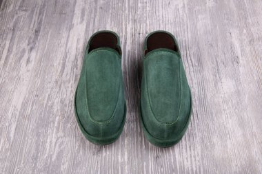 Doğal deriden yapılmış ev terlikleri, çok renkli, farklı boyutlarda ve farklı renklerde.