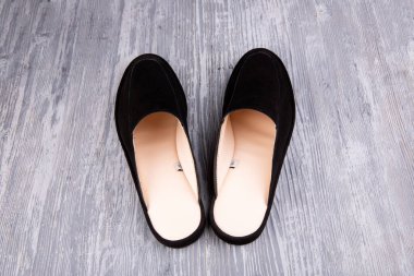 Doğal deriden yapılmış ev terlikleri, çok renkli, farklı boyutlarda ve farklı renklerde.