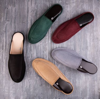 Doğal deriden yapılmış ev terlikleri, çok renkli, farklı boyutlarda ve farklı renklerde.